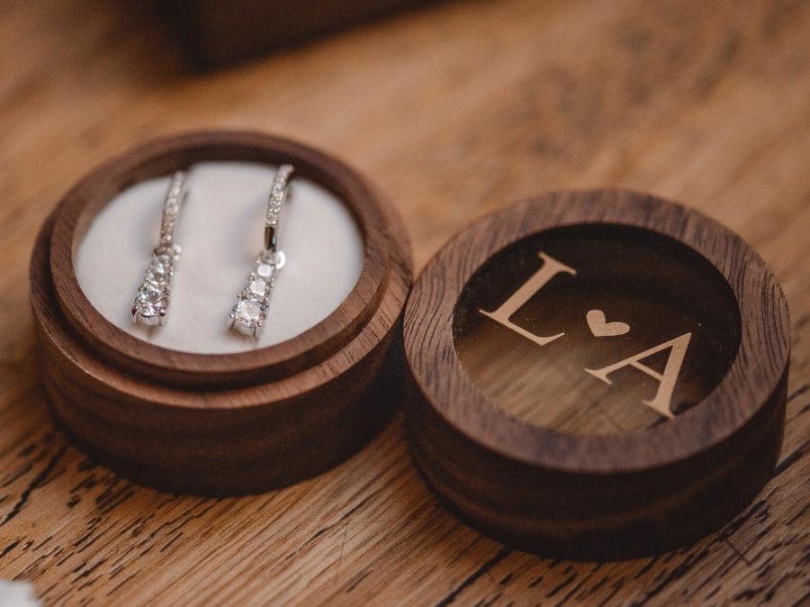 Eheringe in Holzringbox bei Getting Ready Hochzeitsreportage