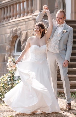 Braut dreht sich im Brautkleid beim Hochzeitsportrait – authentische Hochzeitsfotografie NRW