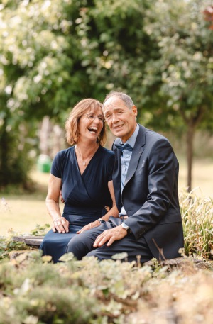 Älteres Paar lacht gemeinsam beim Hochzeitsempfang – authentische Gäste-Momente einer Hochzeitsreportage