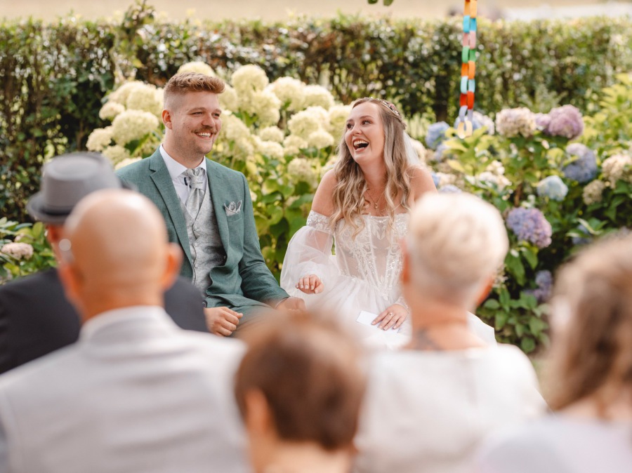 freie Trauung Hochzeit Brautpaar Garten lachen Sommer Deko Hochzeitsfotografin