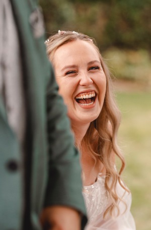 freie Trauung Garten Braut lachen liebe Hochzeitsfotografin