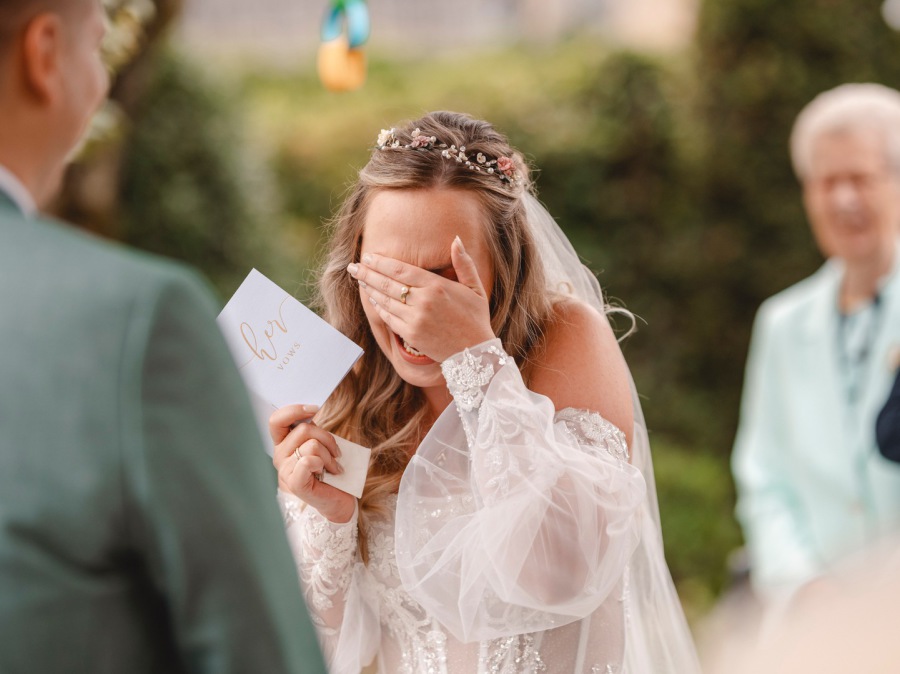 freie Trauung emotion Tränen Gelübde Oma Hochzeitsfotografin NRW