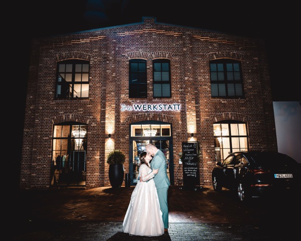 Braut tanzt ausgelassen auf der Hochzeitsfeier, moderne Hochzeitsreportage mit natürlichem Blitzlicht in der Werkstatt Mettingen
