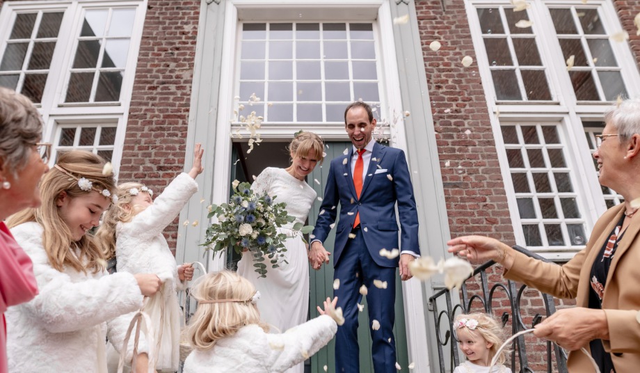 Brautpaar Hochzeit Freude Emotion Kinder Blumenmädchen Blumenoma Verena Hartmann Fotografin NRW